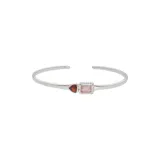 Pulsera rígida abierta de plata 925 con dos piedras engarzadas: una triangular de granate rojo y otra rectangular de cuarzo rosa.