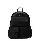 Mochila negra de tela con múltiples bolsillos frontales con solapa y logo de la marca en el frente.