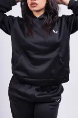 Buzo color piel con capucha y corte holgado.