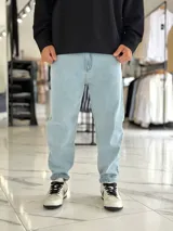 Pantalón jean slouchy negro con efecto deslavado, corte holgado y diseño de tiro medio.