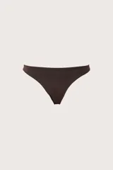 Calzón de bikini Garnet de tiro bajo, color marrón, con frente cavado, pretina angosta y tirantes laterales anchos de curva ascendente.