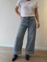 Pantalón de jean wide leg, tiro medio-alto, color celeste con lavado vintage, corte amplio y dobladillo ancho fijo en los tobillos.
