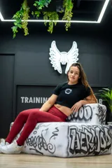 Calza deportiva larga color bordó, de tiro alto.