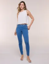 Pantalón jegging de tiro medio en tejido de denim azul, con calce ajustado skinny, cintura elastizada y bolsillos traseros funcionales.