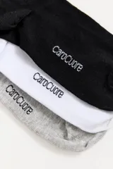 Pack de tres pares de medias Carolcuore, incluye un par gris, un par blanco y un par negro. Cada par cuenta con un pequeño corazón rojo bordado en el lateral superior y la marca escrita en la planta del pie.