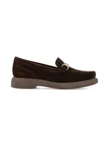 Mocasín de nobuck color marrón chocolate, con hebilla metálica dorada en el empeine, costuras visibles en el contorno y suela de PVC con plataforma leve.