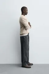 Jersey azul de punto con cuello redondo y manga larga. Tejido en mezcla de lana y acabado en rib.