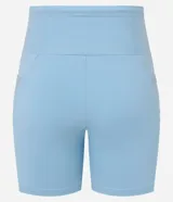Bermuda deportiva de tiro alto confeccionada en microfibra color celeste, con bolsillos laterales y detalle de paneles de tul en la cintura.