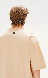 Remerón de algodón premium color beige, con corte extra oversize, hombros caídos y cuello redondo.