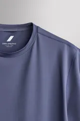 Camiseta de entrenamiento de hombre regular fit color negro, confeccionada en tejido técnico ligero y elástico con cuello redondo y manga corta.