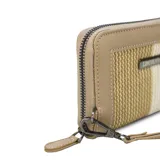 Billetera mediana con cierre perimetral, confeccionada en cuero sintético rosa y detalle central de tejido tipo telar con rayas verticales en amarillo, rosa y negro. Incluye correa de mano desmontable y placa metálica con logo de la marca.