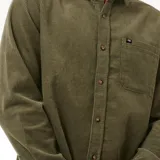 Camisa de pana verde oliva de manga larga con cuello clásico, cierre frontal con botones y bolsillo en el pecho con etiqueta de la marca.