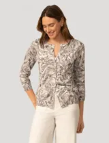 Cardigan de punto con estampado de mariposas en tonos grises y blancos. Presenta cuello redondo, cierre frontal con botones y mangas tres cuartos con puños acanalados.