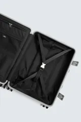 Maleta de cabina rígida fabricada en aluminio con diseño de líneas diagonales en relieve. Cuenta con cuatro ruedas giratorias, cierre TSA, compartimento principal con separador y asa telescópica.