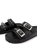 Sandalias negras de cuero con doble tira y hebillas plateadas.