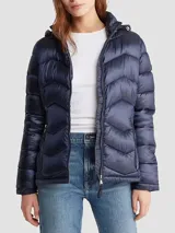 Campera acolchada de poliamida con diseño plegable, cierre frontal con cremallera, bolsillos laterales y capucha integrada.