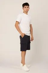 Bermuda de gabardina color azul marino, corte recto, con bolsillos cargo laterales y bolsillos traseros con solapa.