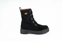 Bota acordonada de cuero color negro con interior a cuadros rojos y negros.