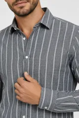 Camisa gris de manga larga con diseño de rayas verticales blancas, cuello camisero, cierre frontal de botones y corte recto.