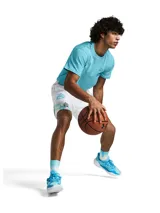 Short de compresión Under Armour línea Curry, con diseño estampado en tonos celestes y blancos. Cuenta con cintura elástica ancha con logo y paneles de malla para mayor ventilación.