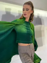 Ruana verde esmeralda de lana merino tejida, teñida artesanalmente, con cuello plisado de fieltro de lana merino.