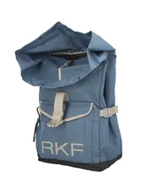 Mochila roll-top color azul de la línea Water Resistant de Rockford, confeccionada en canvas rip-stop de poliéster reciclado. Cuenta con bolsillo frontal con solapa y broche, detalles en color beige, el logo de la marca estampado en la base y base reforzada en negro.