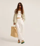 Pantalón balloon de tricolina color blanco, con cintura y puños elásticos, confeccionado en algodón liviano y fresco.