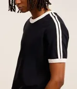 Remera de corte clásico color blanco con cuello redondo y mangas cortas con ribete azul marino.