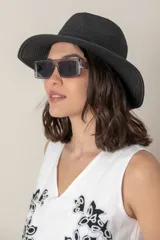 Sombrero de ala ancha color negro, con cinta negra alrededor de la copa.