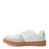Championes urbanos de diseño clásico con paneles de cuero sintético blanco y detalles en gamuza beige en la puntera y el talón. Presentan una suela de goma color caramelo y cierre mediante cordones al tono.