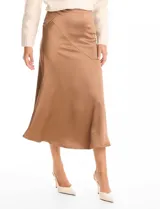 Falda midi de satén color marrón, con corte al bies y cierre lateral invisible.