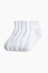 Pack de cinco pares de medias deportivas blancas de punto fino, con caña acanalada, secciones de ventilación en malla y soporte de arco.