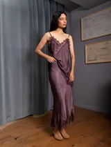 Pollera larga de satén color violeta con detalle de encaje en el ruedo.