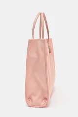 Bolso de mano mini shopper en color rosado con efecto satinado. Cuenta con doble asa de mano y cierre imantado.