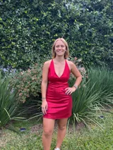 Vestido corto color rojo brillante, con escote en V, breteles finos cruzados en la espalda y cut-outs laterales bajo el busto.