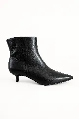 Botin de cuero negro con punta fina y taco kitten heel. Cuenta con cierre en la cara interna.