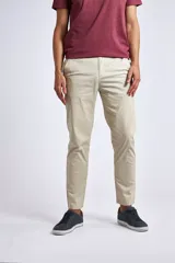 Pantalón chino color beige de gabardina, corte regular y logo bordado.