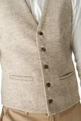 Chaleco sastrero masculino de lana color beige, con forro y bolsillos delanteros.