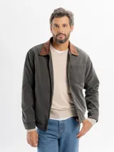 Campera liviana color beige con cierre frontal, bolsillo en el pecho y cuello de pana en tono marrón contrastante.