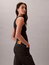 Jeans de corte recto y talle alto, confeccionados en denim negro con diseño clásico de cinco bolsillos, cierre de botón y cremallera.