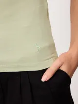 Musculosa de algodón peinado azul, confeccionada en punto sencillo con cuello redondo y diseño ajustado.