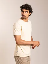 Remera básica de manga corta y cuello redondo, color blanco, con pequeño logo bordado en el pecho.
