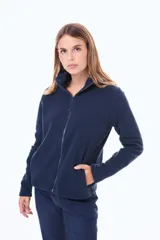 Campera de micropolar con cierre frontal completo, capucha integrada y bolsillos laterales. Diseño funcional y abrigado.