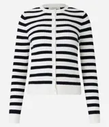 Cardigan de punto con diseño a rayas horizontales en blanco y negro, cuello redondo, manga larga y cierre frontal con botones.