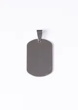 Dije de acero quirúrgico plateado con forma de placa militar.