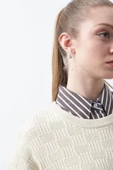 Sweater negro de tejido tramado con relieve, de calce cómodo y cuello redondo.