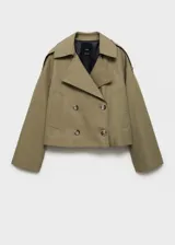 Chaqueta corta de estilo trench con cuello de solapa y cierre frontal de doble botonadura. Presenta diseño recto, manga larga y bolsillos laterales, confeccionada en tejido de mezcla de algodón con forro interior.