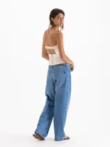 Jeans de denim de algodón en color azul con lavado de efecto suavemente desgastado. Presenta tiro medio, silueta holgada y pierna ancha de caída recta.