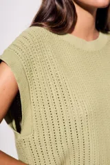 Chaleco sin mangas de tejido de punto color rosado pálido, con textura calada y acabado lurex, corte al cuerpo y cuello redondo.