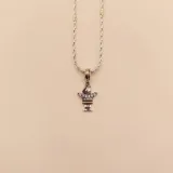 Conjunto de collar y dije en plata 925, oro y circonias. El dije representa una figura humana con detalles en oro y circonias.